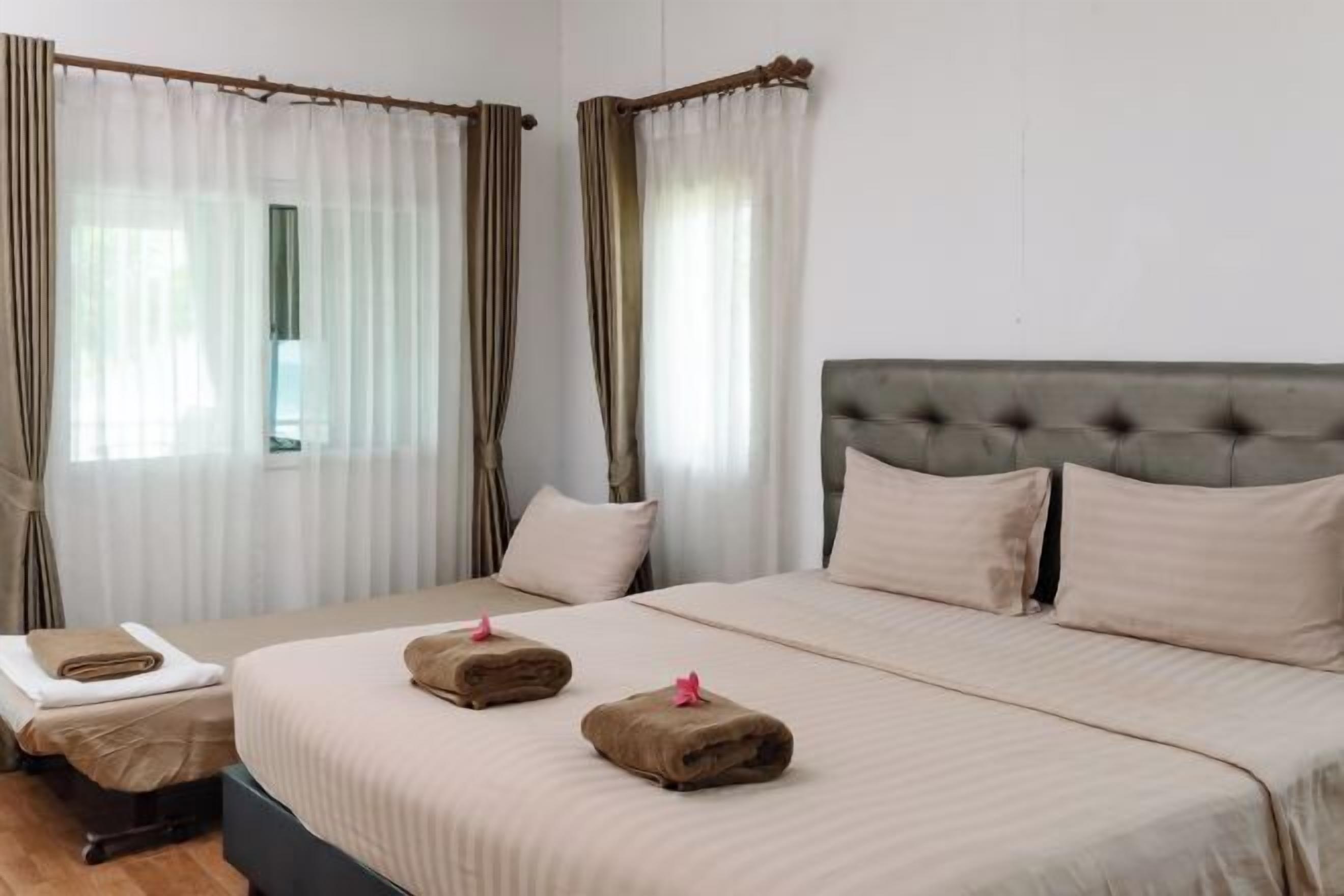 4 bedrooms, blackout drapes, rollaway beds, free WiFi