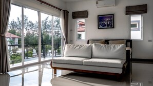 Quarto moderno com uma grande janela, uma cama e uma imagem emoldurada da paisagem urbana.