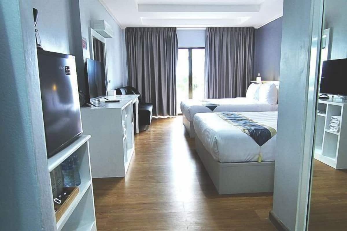 4 bedrooms, blackout curtains, rollaway beds, free WiFi