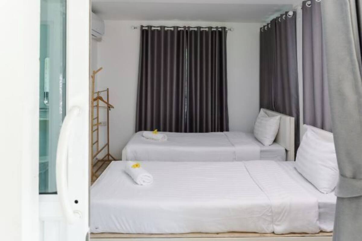 4 bedrooms, blackout drapes, rollaway beds, free WiFi