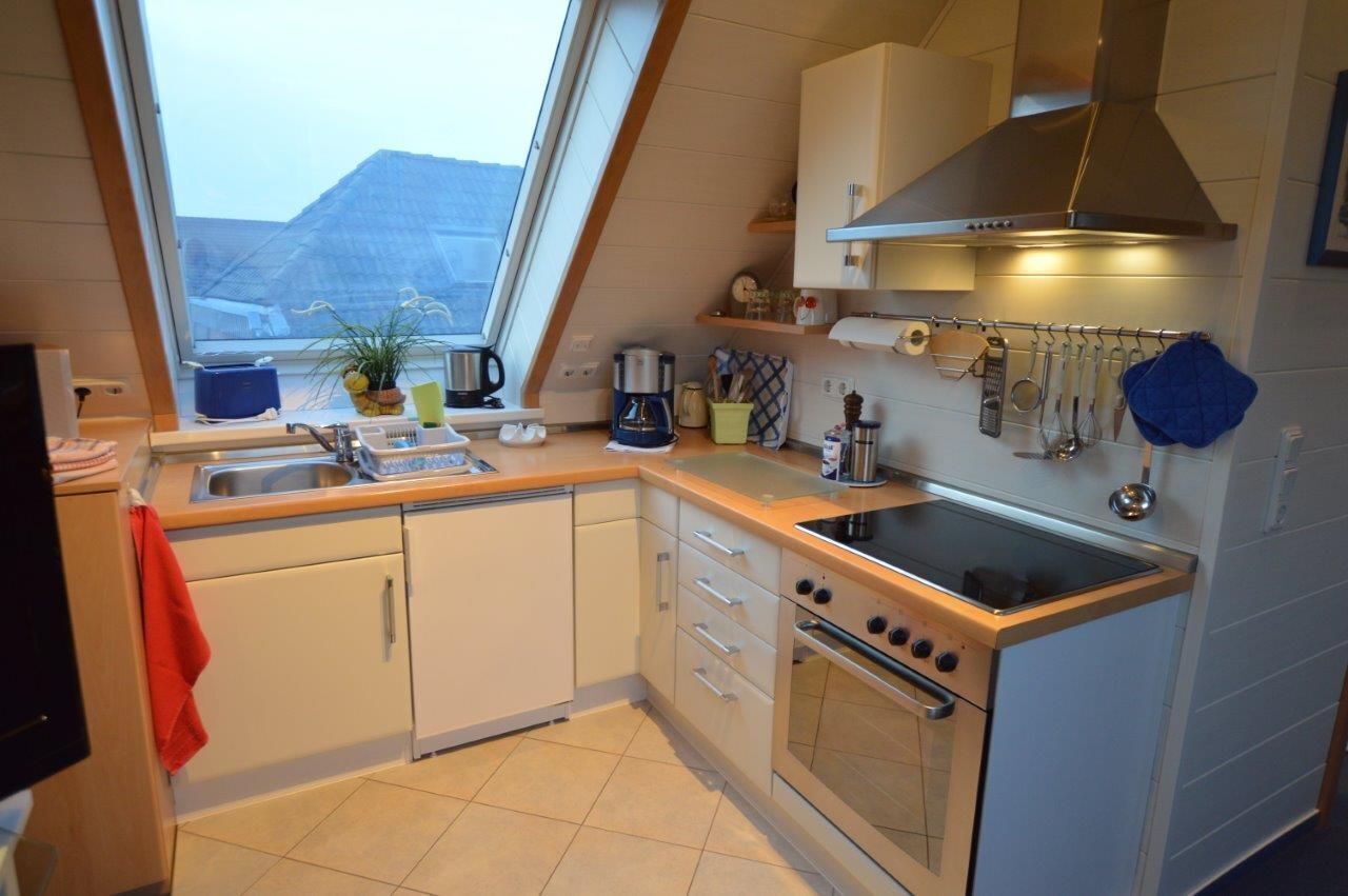 Fridge, oven, coffee/tea maker, electric kettle