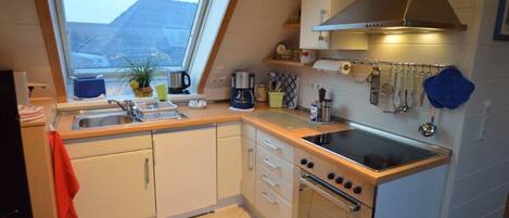 Kühlschrank, Ofen, Wasserkocher mit Kaffee-/Teezubehör, Wasserkocher