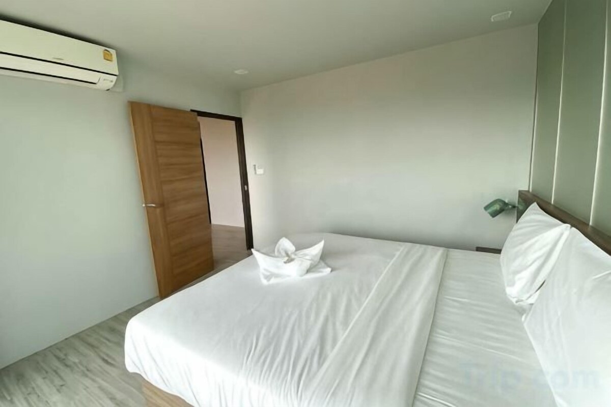 Desk, blackout curtains, free WiFi