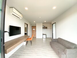 Family Room | Living area | 42-inch Smart TV with digital channels, TV