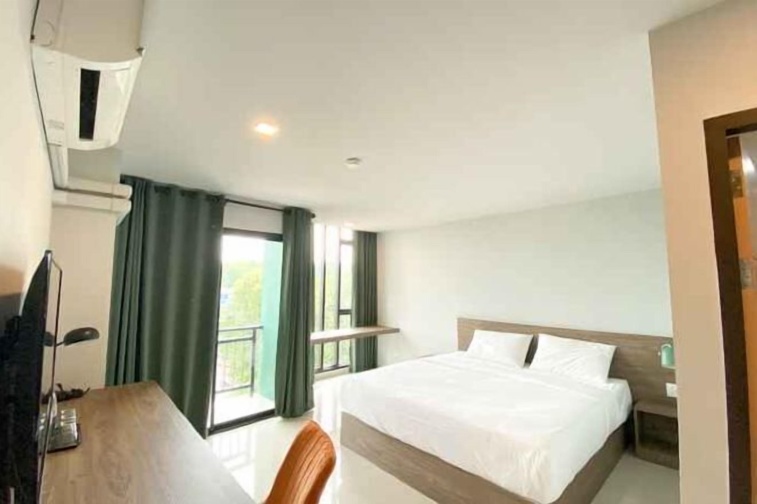 Desk, blackout drapes, free WiFi