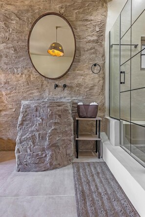 Combined shower/bathtub, hair dryer, towels, soap