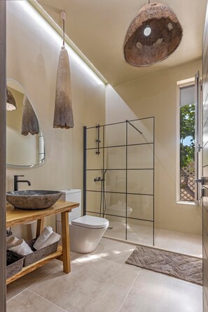Ensemble douche/baignoire, serviettes fournies