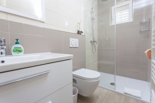 Apartments & Rooms Alagic