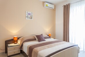 Double Room, Balcony (2) | Blackout curtains, iron/ironing board, free WiFi, bed sheets - Apartments & Rooms Alagic (Makarska)