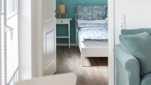 Une chambre à coucher avec un lit, une table de chevet, une chaise et un canapé.