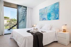 3 soverom, skrivebord, strykejern/-brett og reiseseng for barn