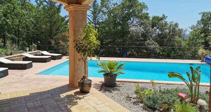 Charming villa between sea and mountains