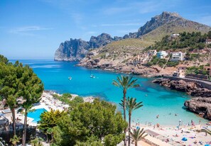 Beach nearby, sun loungers, beach towels
