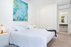 3 slaapkamers, een bureau, een strijkplank/strijkijzer, reisbedje