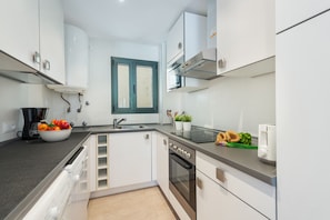 Kühlschrank, Mikrowelle, Ofen, Herdplatte