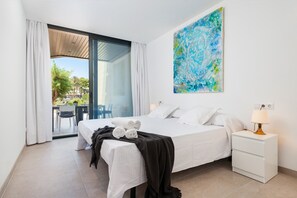 3 slaapkamers, een bureau, een strijkplank/strijkijzer, reisbedje