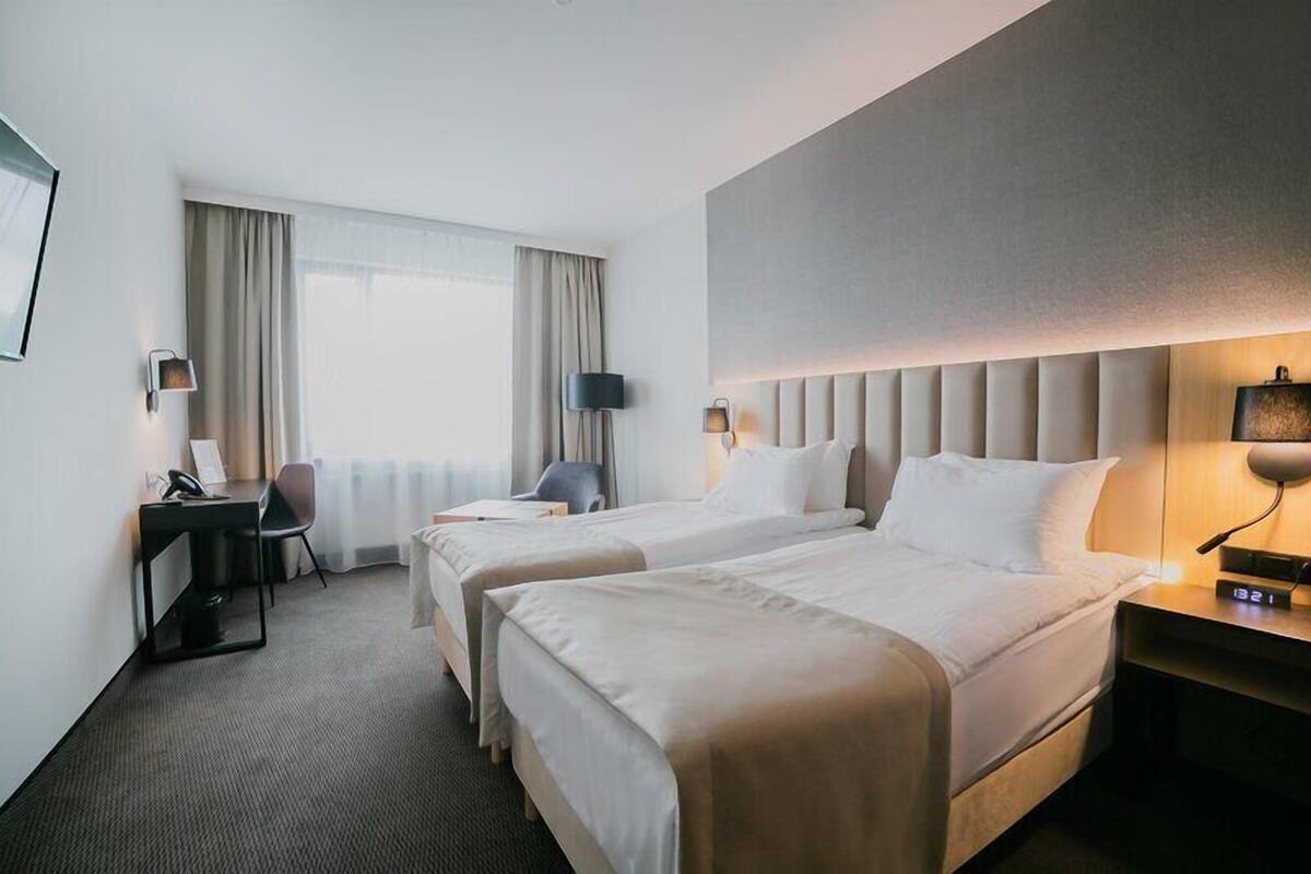 Standard Room, 2 Twin Beds, Non Smoking | Hypo-allergenic bedding available, in-room safe, desk, laptop workspace