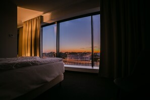 ملاءات للفراش لا تسبب الحساسية وخزنة داخل الغرفة ومكتب