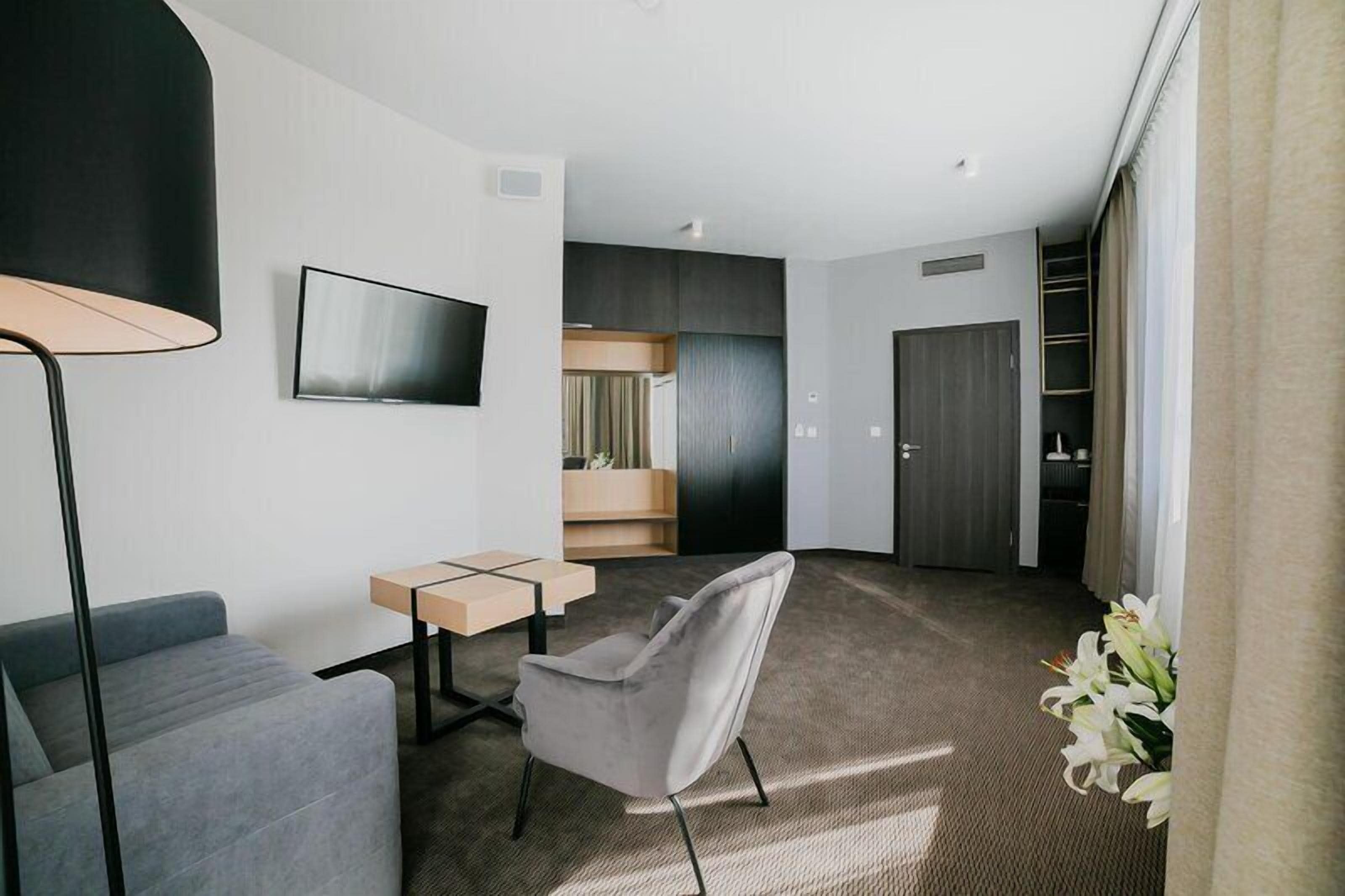 Premium Room, 1 King Bed, Non Smoking | Área de sala de estar | Televisión de pantalla plana de 43 pulgadas con canales digitales 