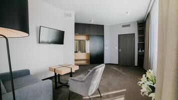 Premium Room, 1 King Bed, Non Smoking | Área de sala de estar | Televisión de pantalla plana de 43 pulgadas con canales digitales