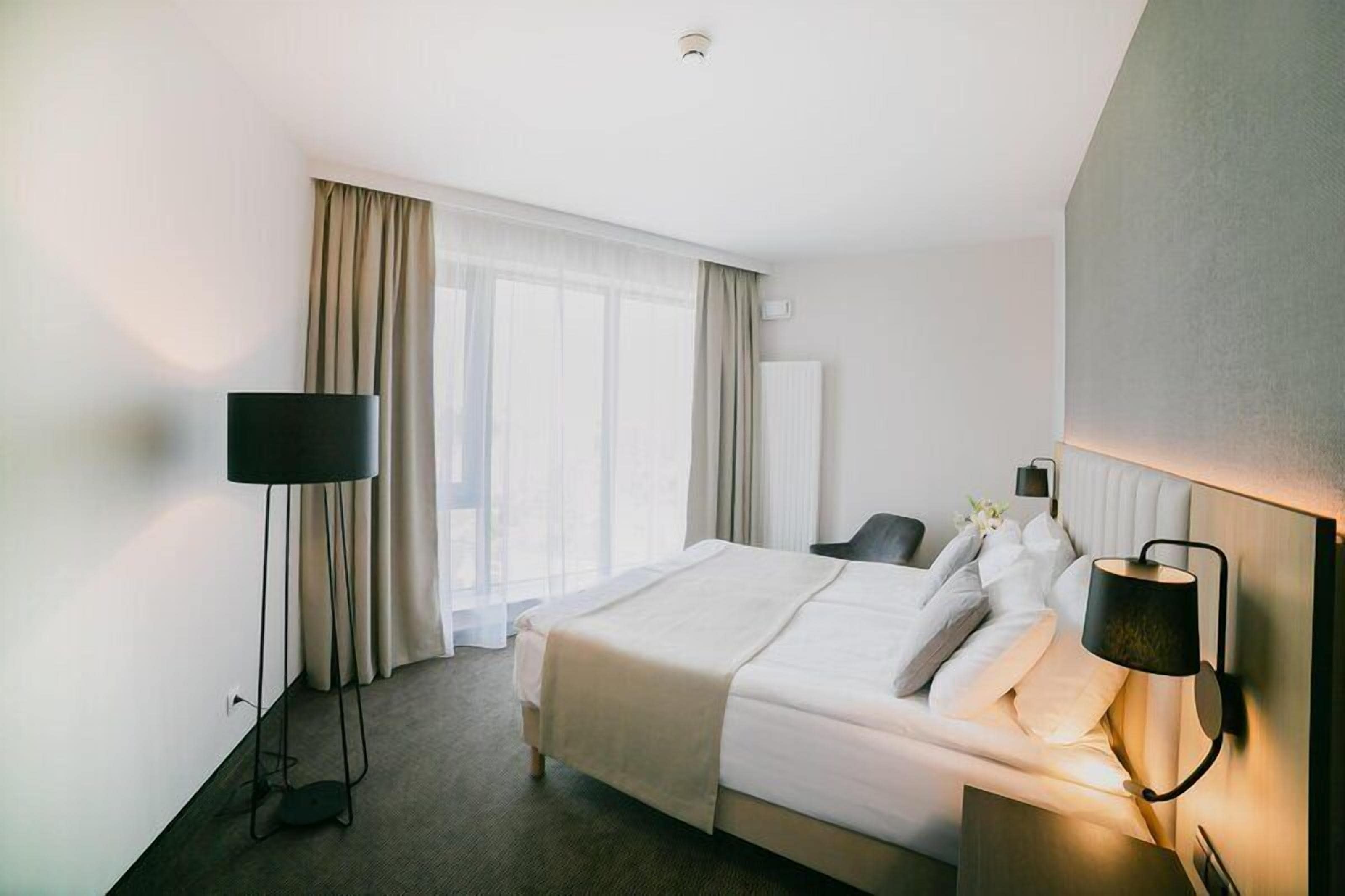 Standard Room, 1 King Bed, Non Smoking | Ropa de cama hipoalergénica y caja de seguridad en la habitación 
