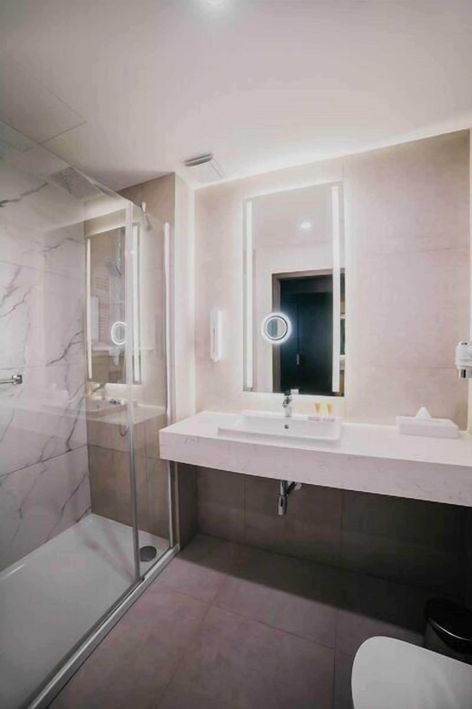 Standard Room, 2 Twin Beds, Non Smoking | Baño | Regadera, regadera tipo lluvia, amenidades de baño gratuitas 