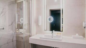 Standard Room, 2 Twin Beds, Non Smoking | Baño | Regadera, regadera tipo lluvia, amenidades de baño gratuitas