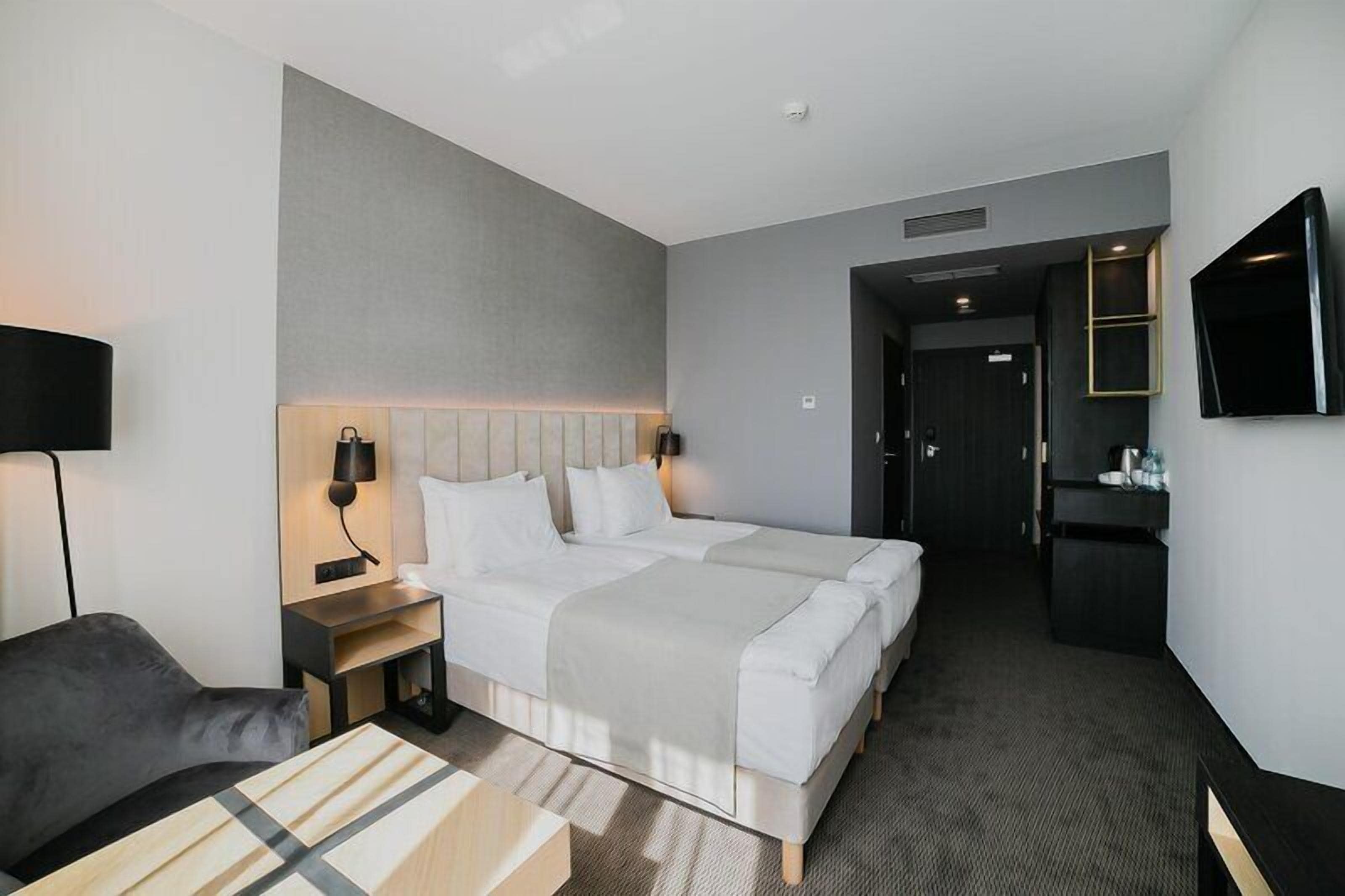 Standard Room, 2 Twin Beds, Non Smoking | Ropa de cama hipoalergénica y caja de seguridad en la habitación 