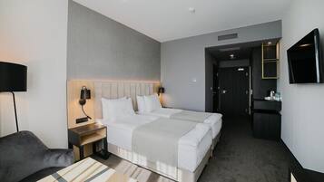 Standard Room, 2 Twin Beds, Non Smoking | Ropa de cama hipoalergénica y caja de seguridad en la habitación