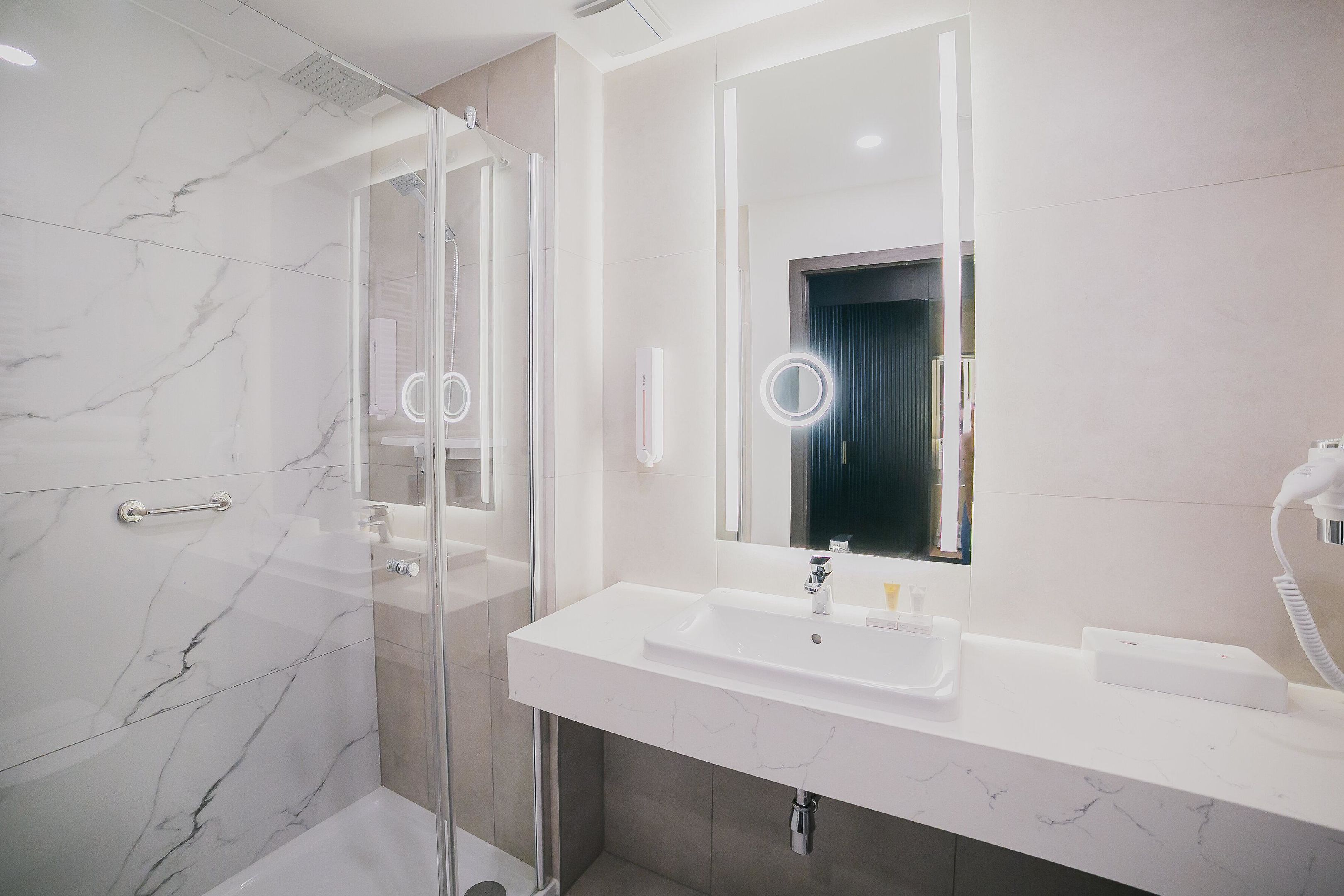 Premium Room, 1 King Bed, Non Smoking | Baño | Regadera, regadera tipo lluvia, amenidades de baño gratuitas 