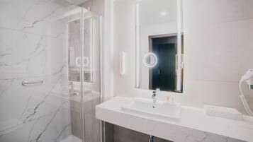Premium Room, 1 King Bed, Non Smoking | Baño | Regadera, regadera tipo lluvia, amenidades de baño gratuitas
