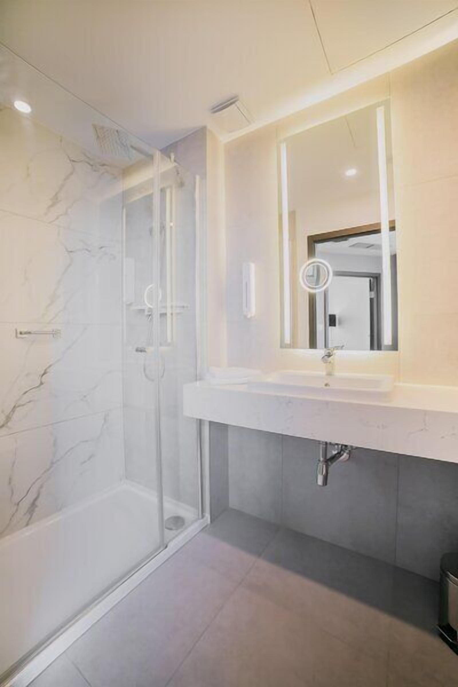 Standard Room, 1 King Bed, Non Smoking | Badezimmer | Dusche, Regendusche, kostenlose Toilettenartikel, Haartrockner