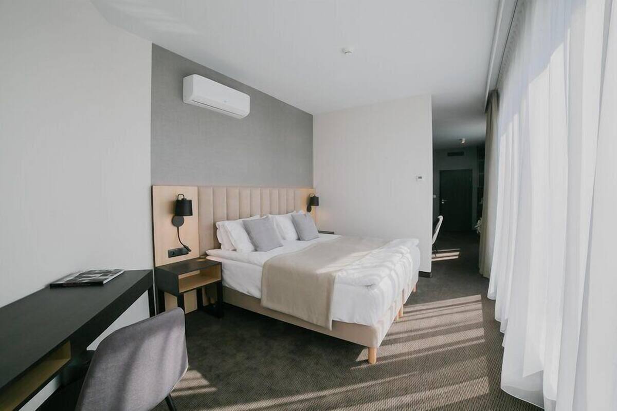 Premium Room, 1 King Bed, Non Smoking | Hypo-allergenic bedding available, in-room safe, desk, laptop workspace
