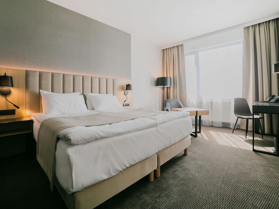 Standard Room, 1 King Bed, Non Smoking | Hypo-allergenic bedding, in-room safe, desk, laptop workspace