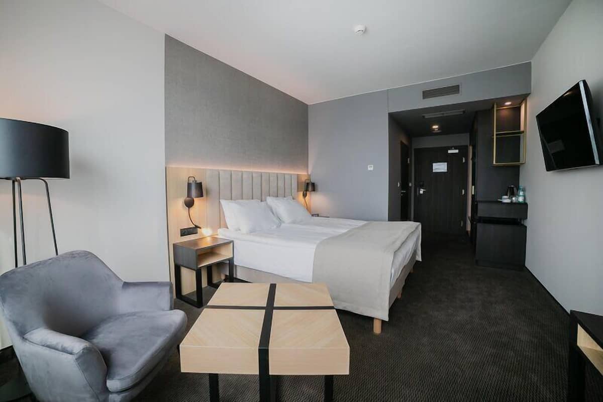 Standard Room, 1 King Bed, Non Smoking | Hypo-allergenic bedding available, in-room safe, desk, laptop workspace