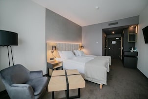 Standard Room, 2 Twin Beds, Non Smoking | Υποαλλεργικά κλινοσκεπάσματα, χρηματοκιβώτιο στο δωμάτιο, γραφείο 