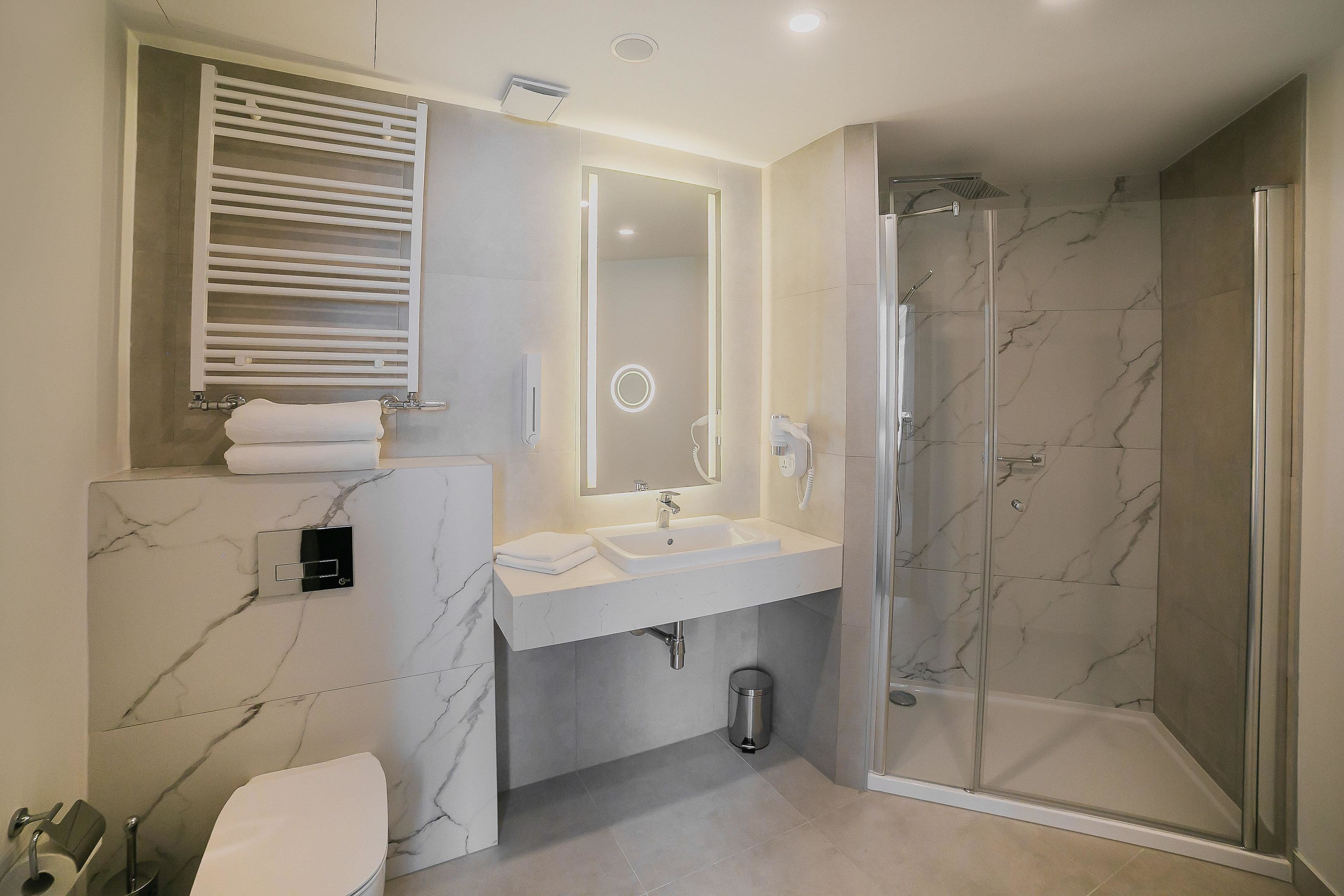 Premium Room, 1 King Bed, Non Smoking | Baño | Regadera, regadera tipo lluvia, amenidades de baño gratuitas 