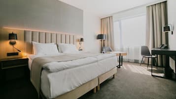 Roupas de cama antialérgicas, cofres nos quartos, escrivaninha