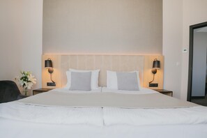 Ropa de cama hipoalergénica y caja de seguridad en la habitación 
