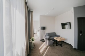 Premium Room, 1 King Bed, Non Smoking | Zona de estar | Televisión de pantalla plana de 43 pulgadas con canales digitales