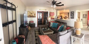 Smart-tv, eldstad, tv-spel och ett bordtennisbord