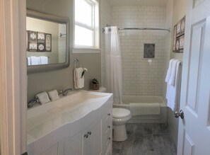 Combined shower/tub, hair dryer, towels, soap - ALL INCLUSIVE AMENITIES.Kayak,SUP,Pedal Boat,PingPong, Pickleball,Movie Nt& MORE (Nice)