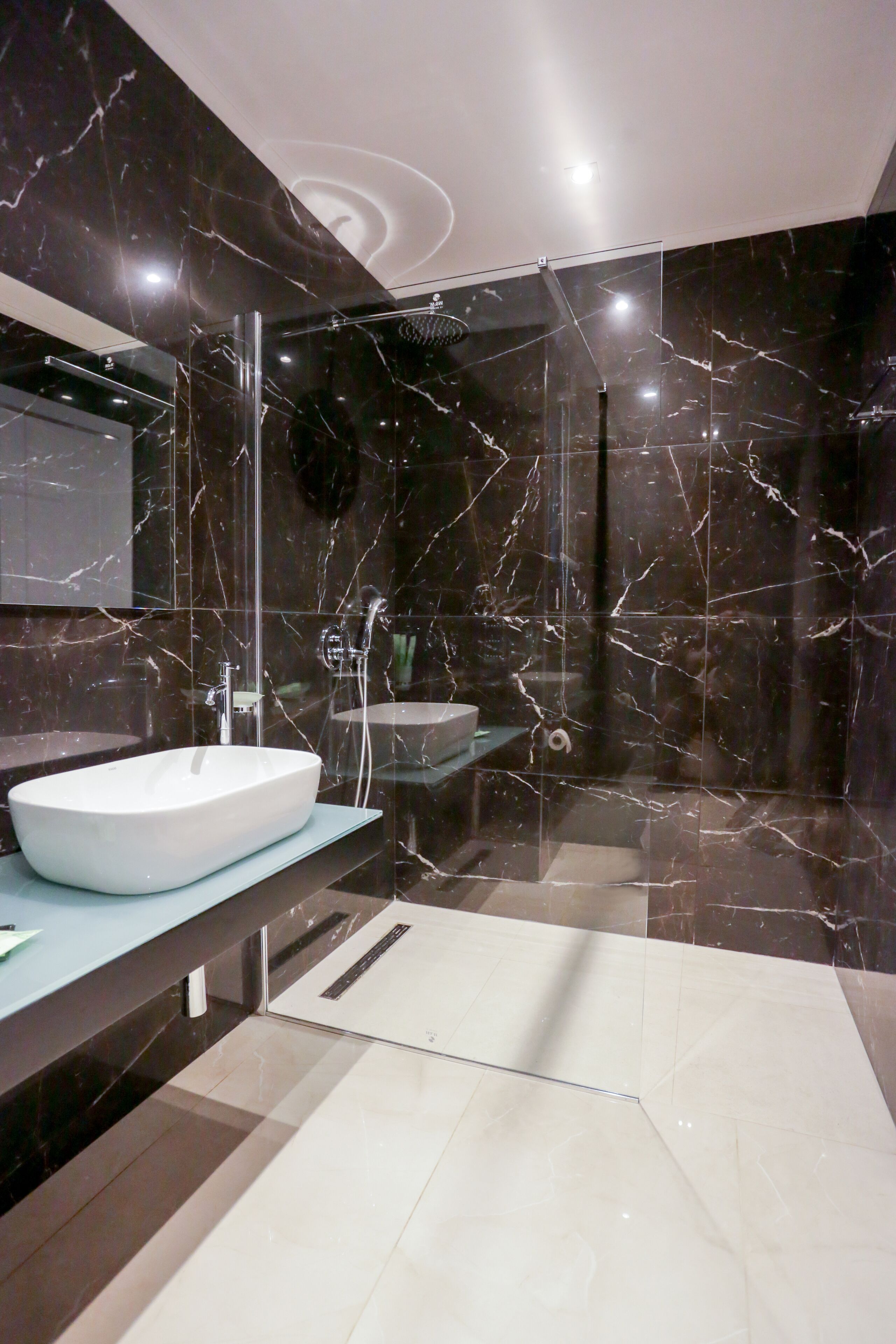 Regadera, amenidades de baño gratuitas, secadora de cabello, batas 