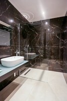 Doccia, set di cortesia gratuito, asciugacapelli, accappatoio