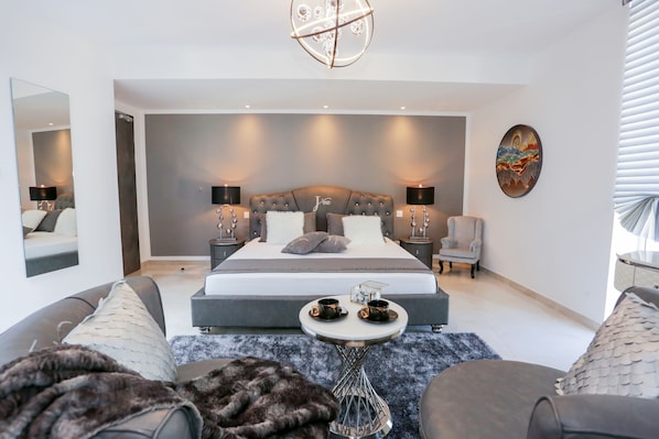 Een minibar, een kluis op de kamer, geluiddichte muren