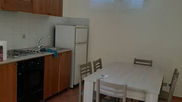 Kühlschrank, Ofen, Herdplatte, Kochgeschirr/Geschirr/Besteck