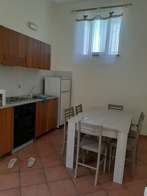 Kühlschrank, Ofen, Herdplatte, Kochgeschirr/Geschirr/Besteck