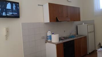 Frigorifero, forno, piano cottura, pentole/stoviglie/utensili