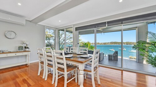 Absolute Waterfront : Lakehouse Fishing Point - Waterfront, Pool, Jetty