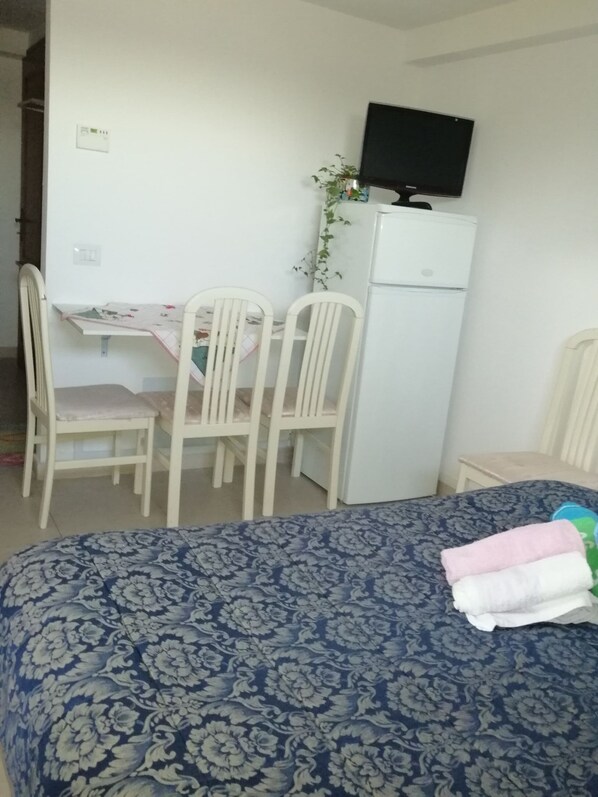 1 bedroom, bed sheets